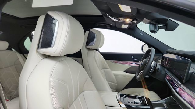 Used 2025 BMW 740i xDrive image 21