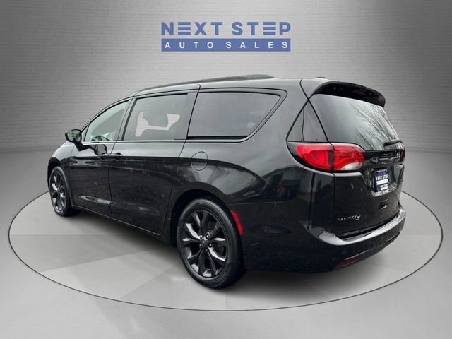 Used 2019 Chrysler Pacifica Touring-L w/ S Appearance Package image 5