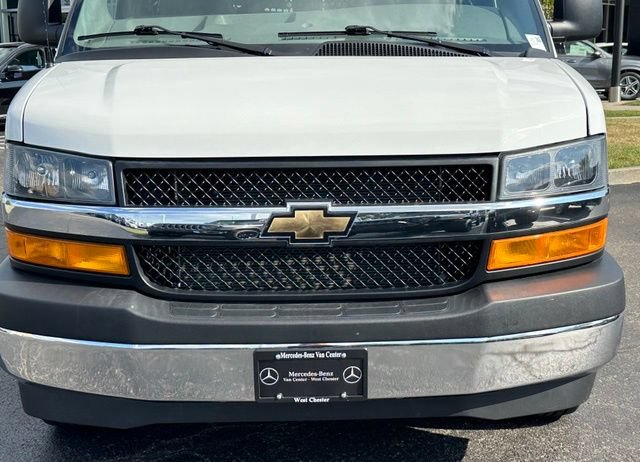 Used 2025 Chevrolet Express 2500 w/ Driver Convenience Package RWD image 4