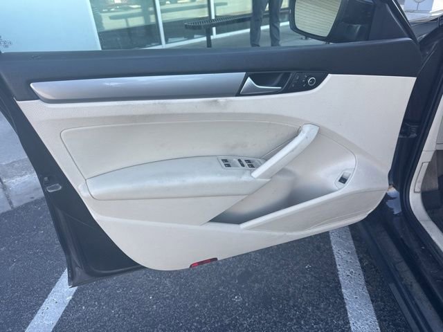 Used 2015 Volkswagen Passat 1.8T Limited Edition image 9