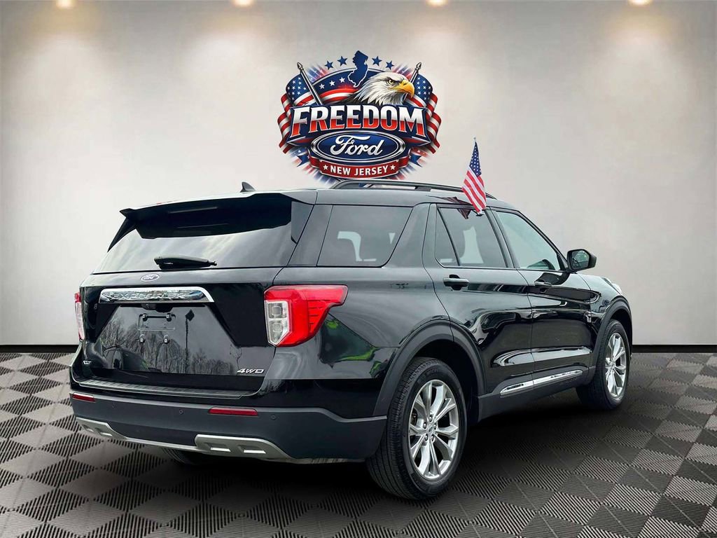 Used 2022 Ford Explorer XLT w/ Equipment Group 202A image 4