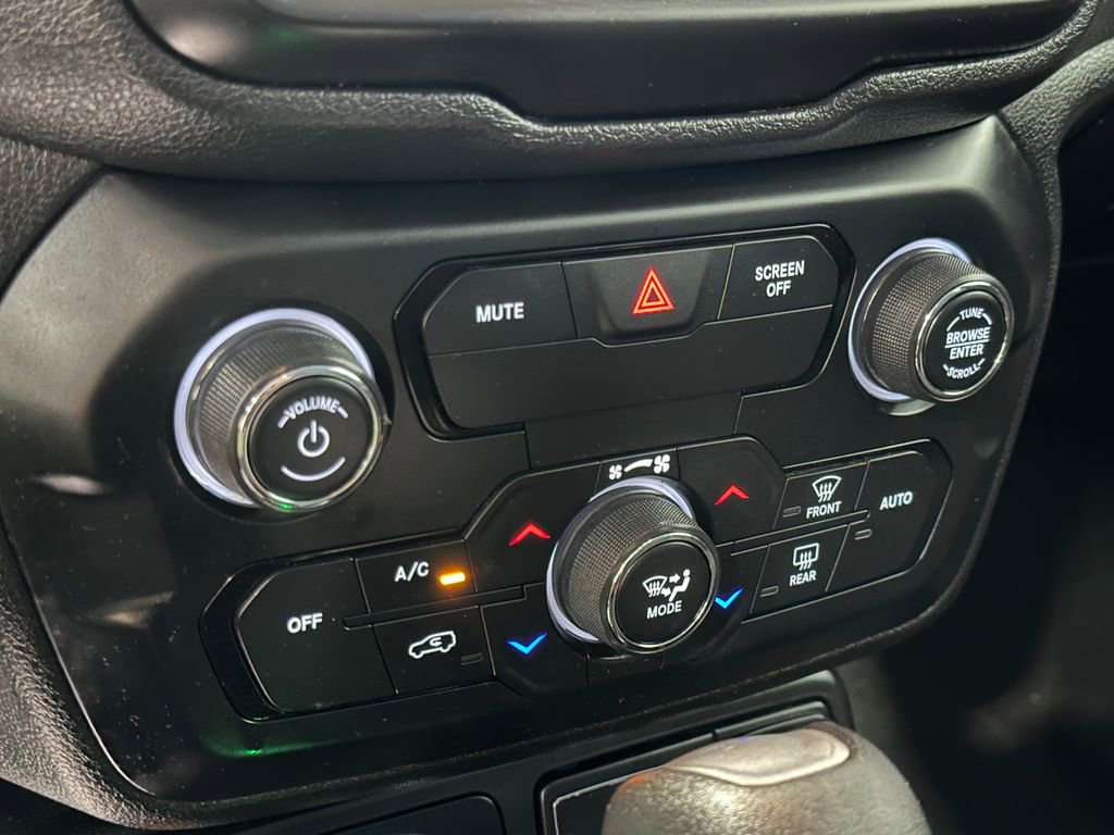 Used 2018 Jeep Renegade Latitude w/ UConnect 8.4 Nav Group AWD/4WD image 24