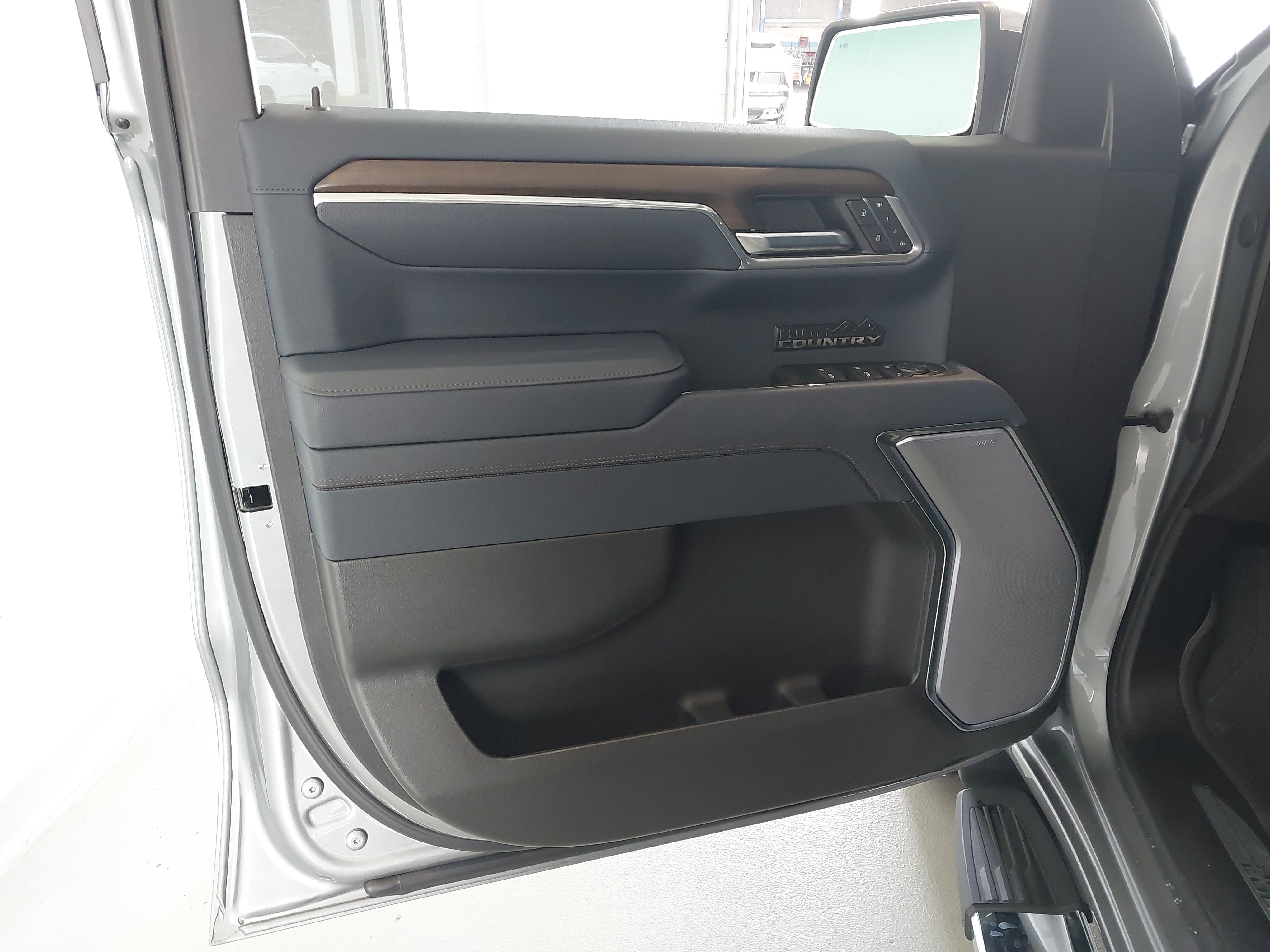 Used 2025 Chevrolet Silverado 1500 High Country w/ High Country Premium Package AWD/4WD image 25