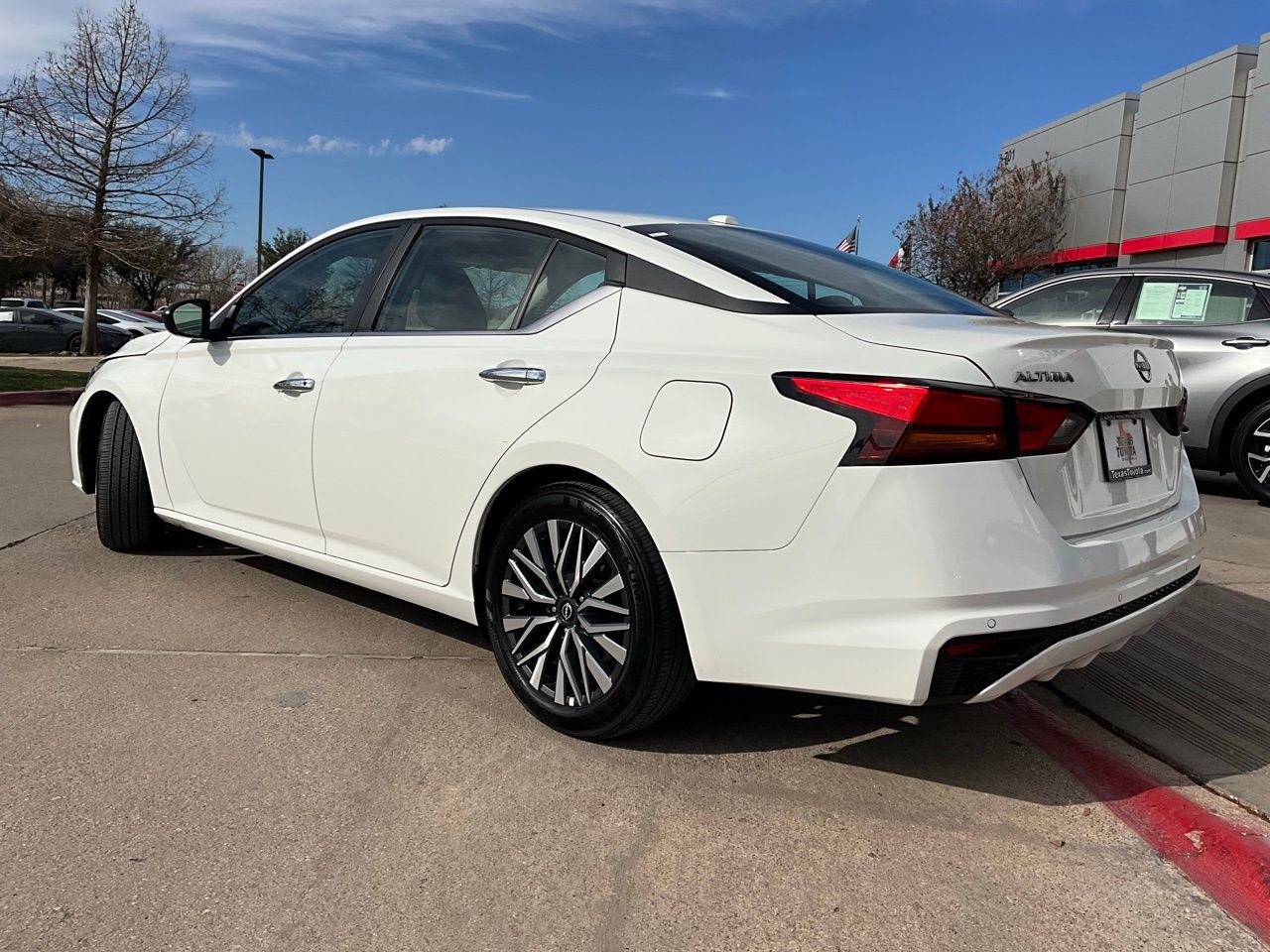 Used 2025 Nissan Altima 2.5 SV image 8