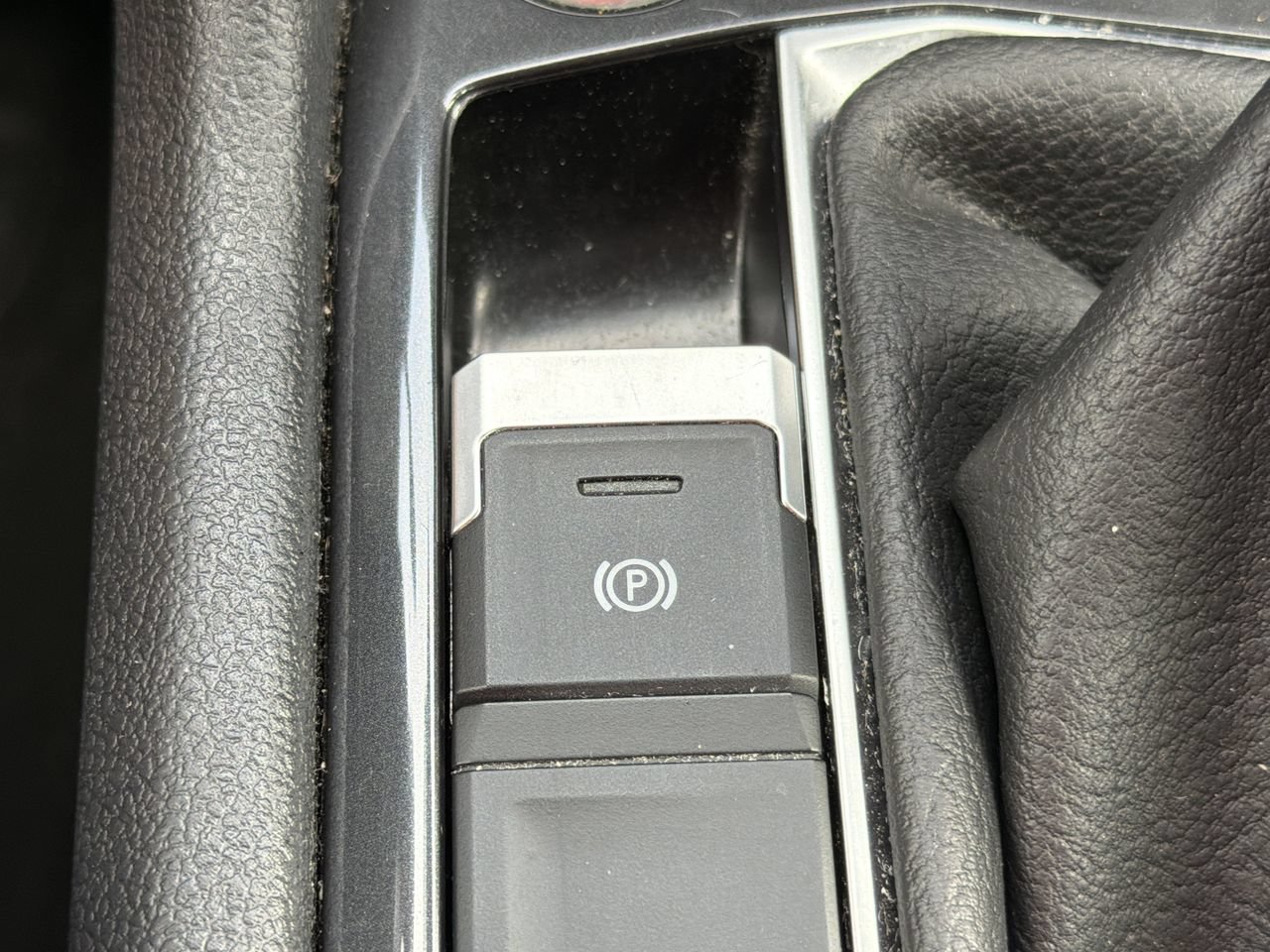 Used 2024 Volkswagen Tiguan SE FWD image 7