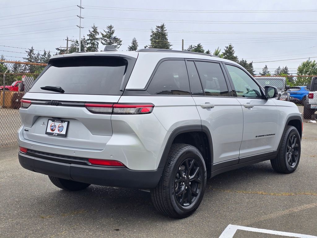 Used 2025 Jeep Grand Cherokee Altitude AWD/4WD image 7