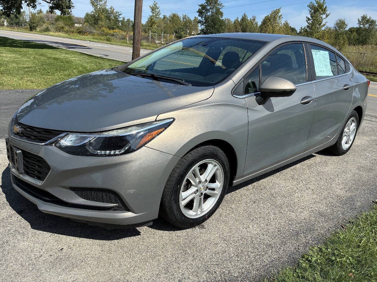 Used 2018 Chevrolet Cruze LT w/ Convenience Package FWD image 2