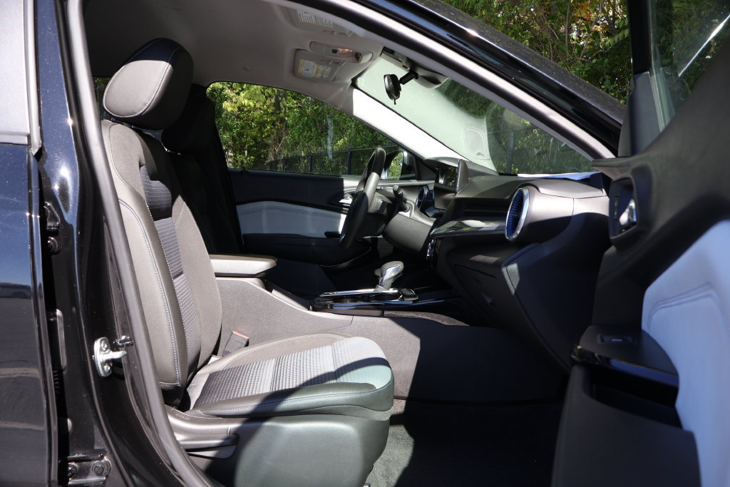 Used 2025 Chevrolet Trax LT FWD image 38