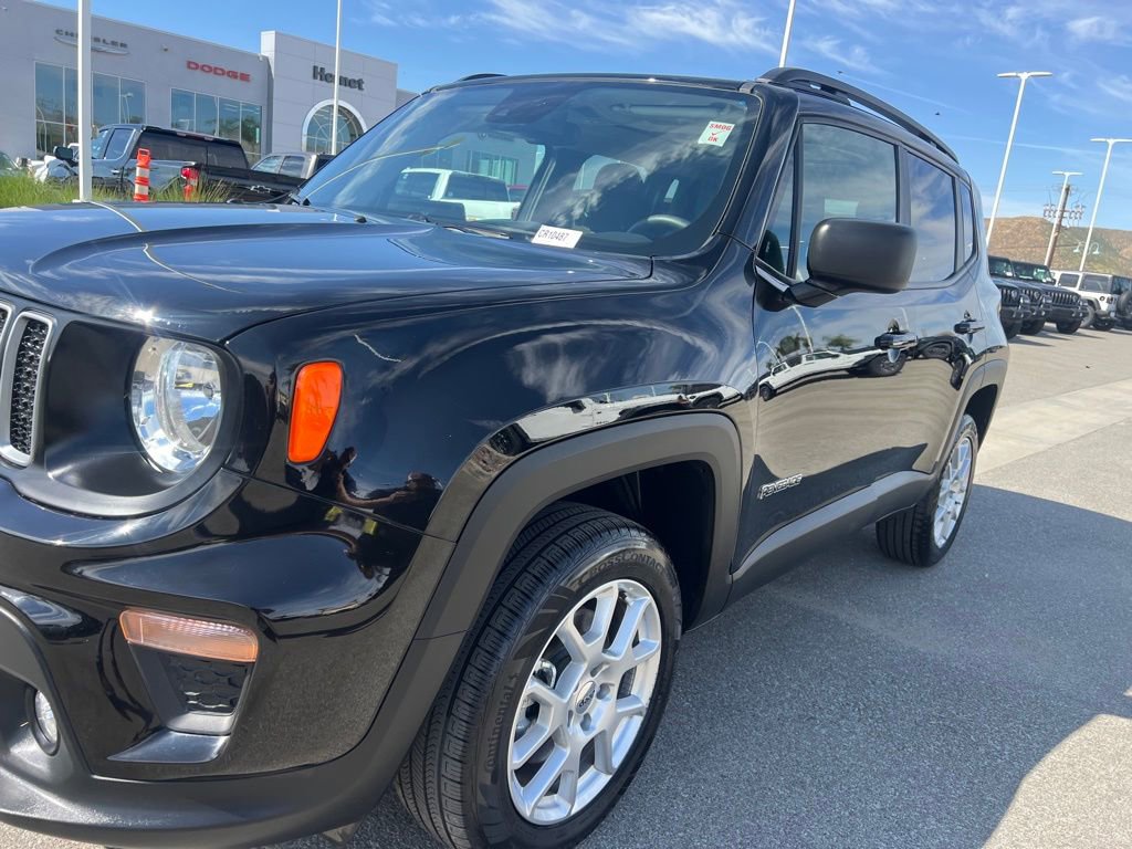 Used 2023 Jeep Renegade Latitude w/ Sun & Fun Group image 11