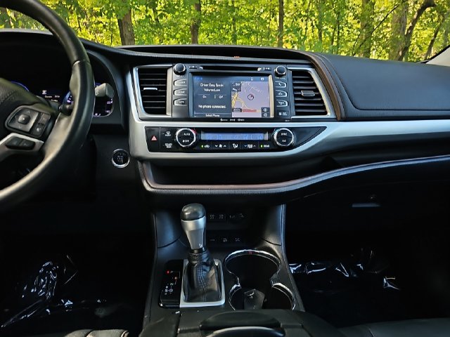 Used 2018 Toyota Highlander XLE AWD/4WD image 14