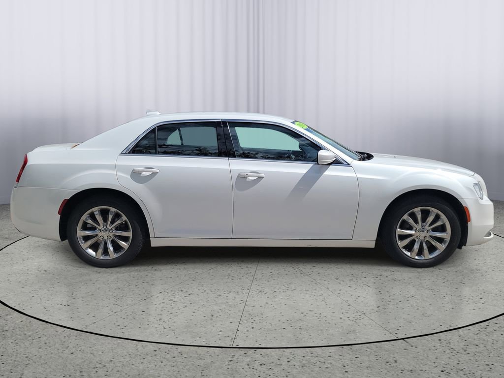 Used 2016 Chrysler 300 Limited w/ Driver Convenience Group image 3