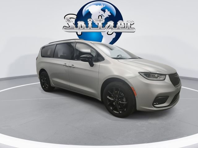 New 2026 Chrysler Pacifica Limited image 3