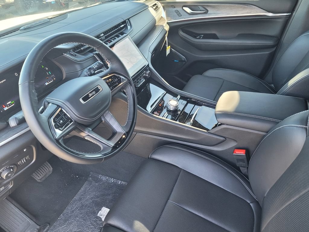 New 2023 Jeep Grand Cherokee Overland w/ Advanced Protech Group III AWD/4WD image 6