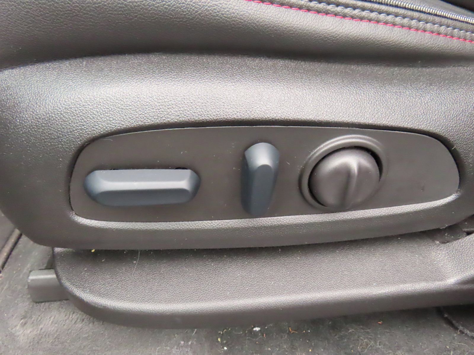 Used 2023 Chevrolet Traverse RS image 27