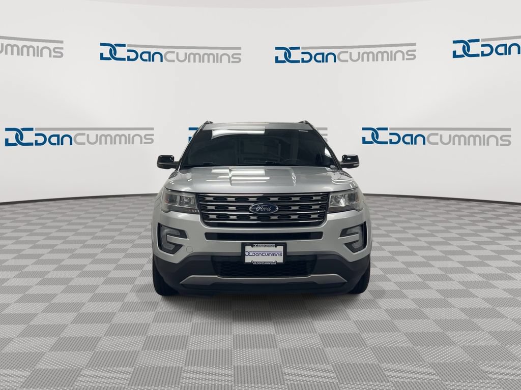 Used 2017 Ford Explorer XLT AWD/4WD image 3