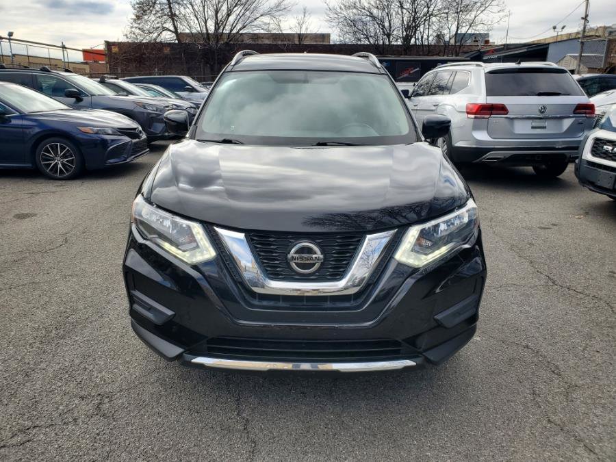 Used 2018 Nissan Rogue SV image 2