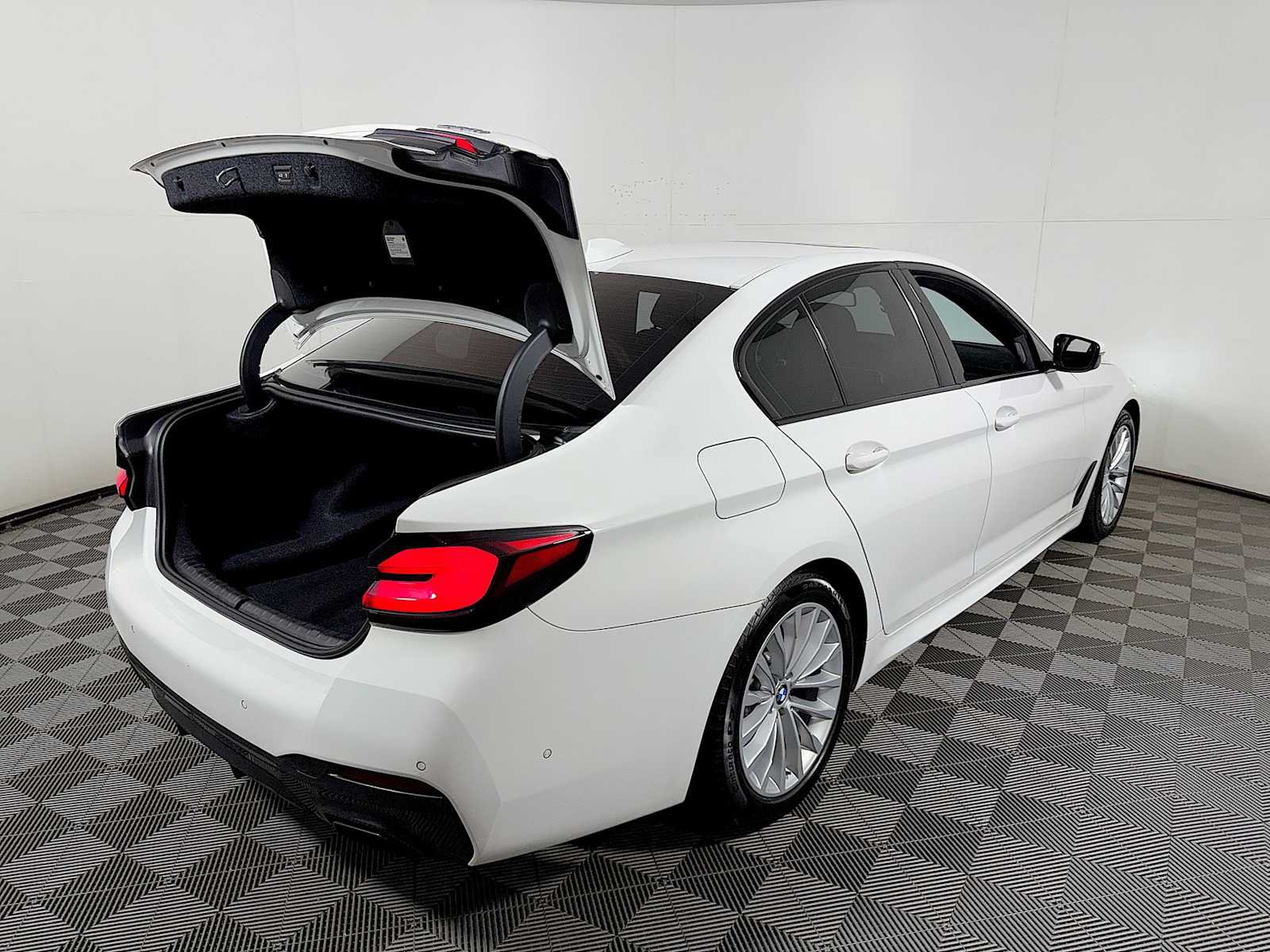 Used 2023 BMW 530i xDrive w/ M Sport Package AWD/4WD image 23