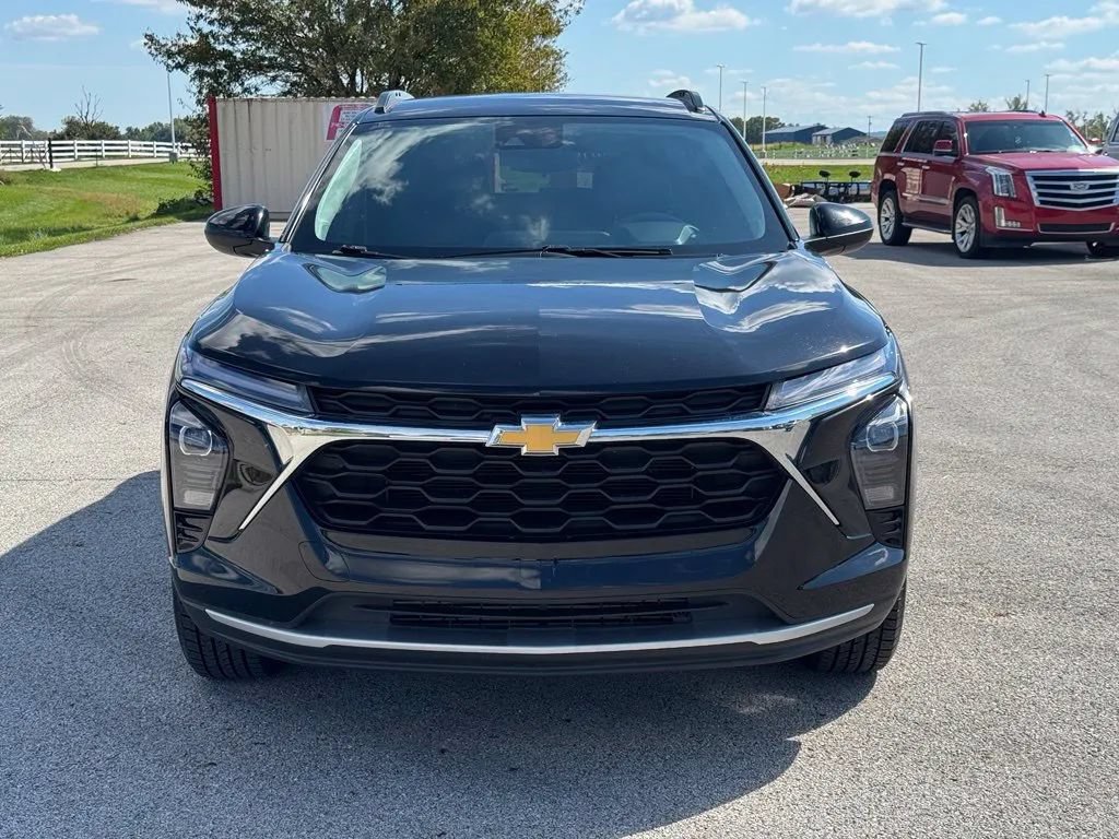 Used 2025 Chevrolet Trax LT FWD image 2