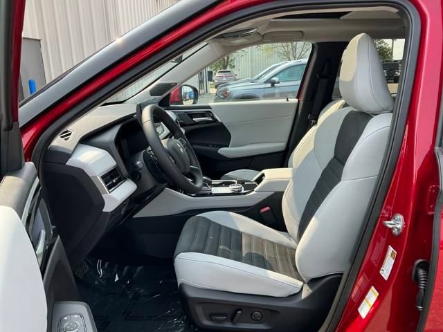 New 2025 Mitsubishi Outlander SE image 14