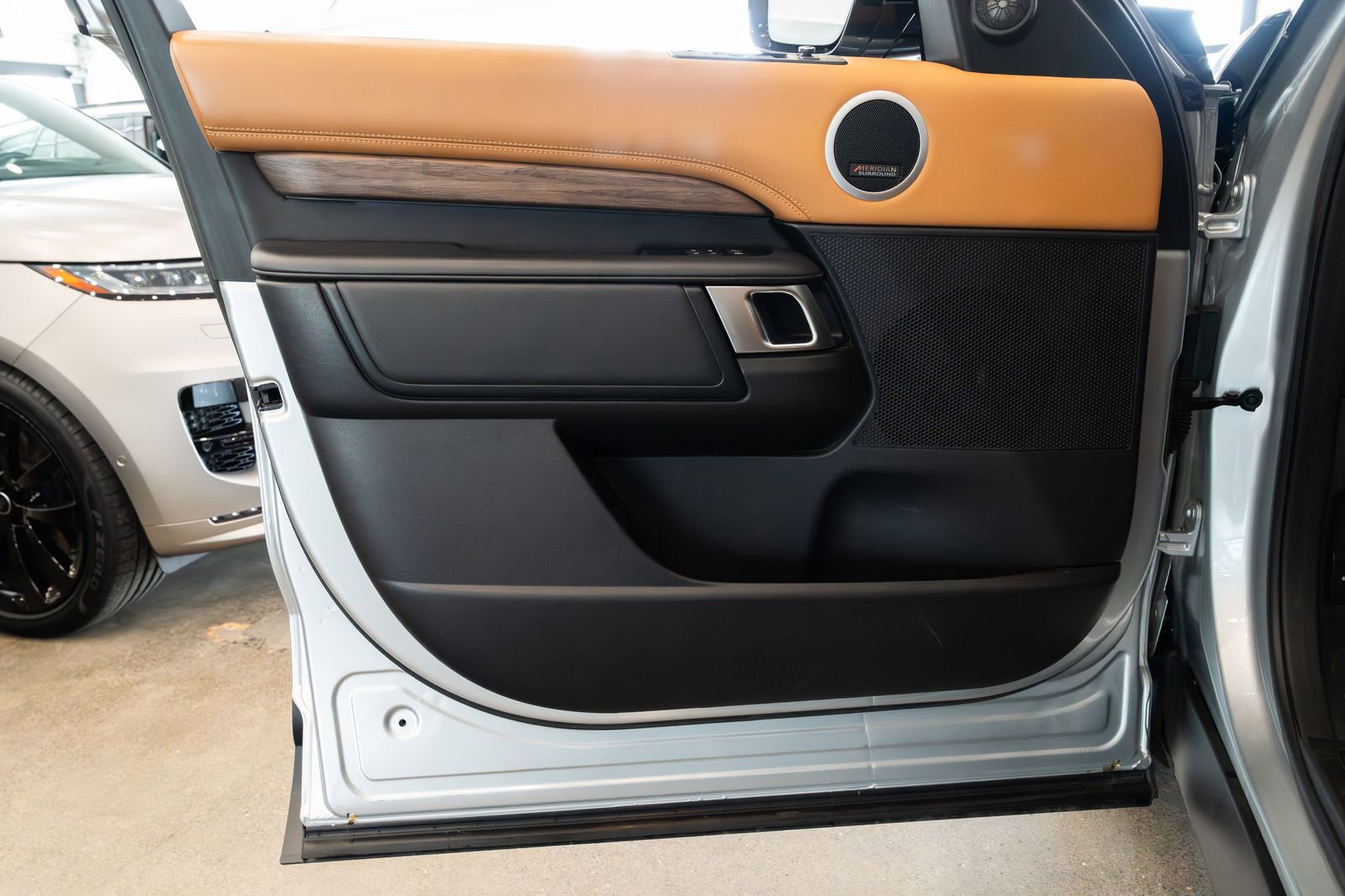 Used 2018 Land Rover Discovery HSE Luxury AWD/4WD image 16