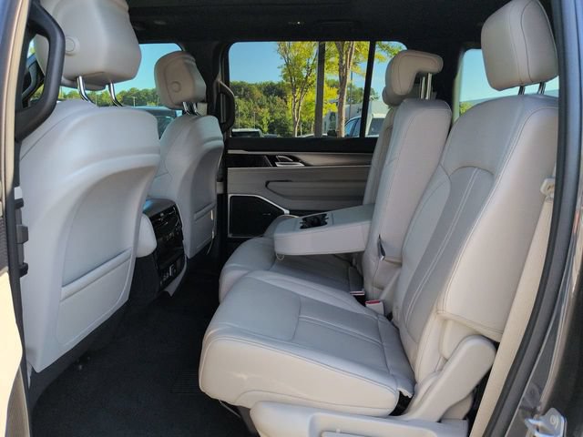 Used 2025 Jeep Wagoneer 4WD w/ Premium Group I image 13