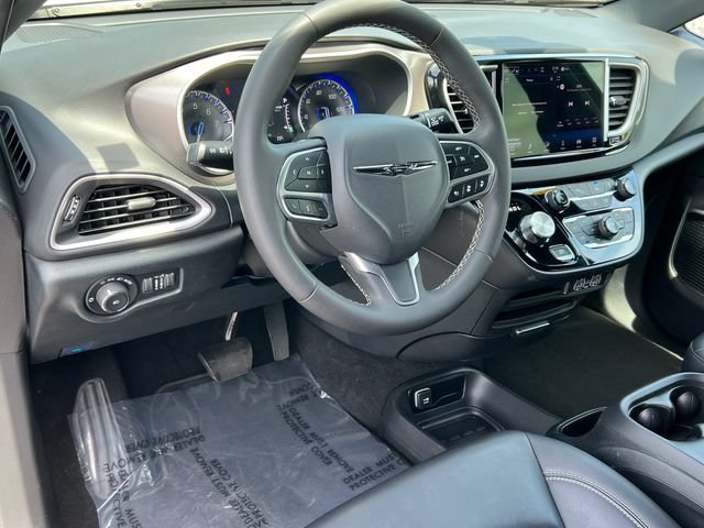 Used 2025 Chrysler Pacifica Select FWD image 18