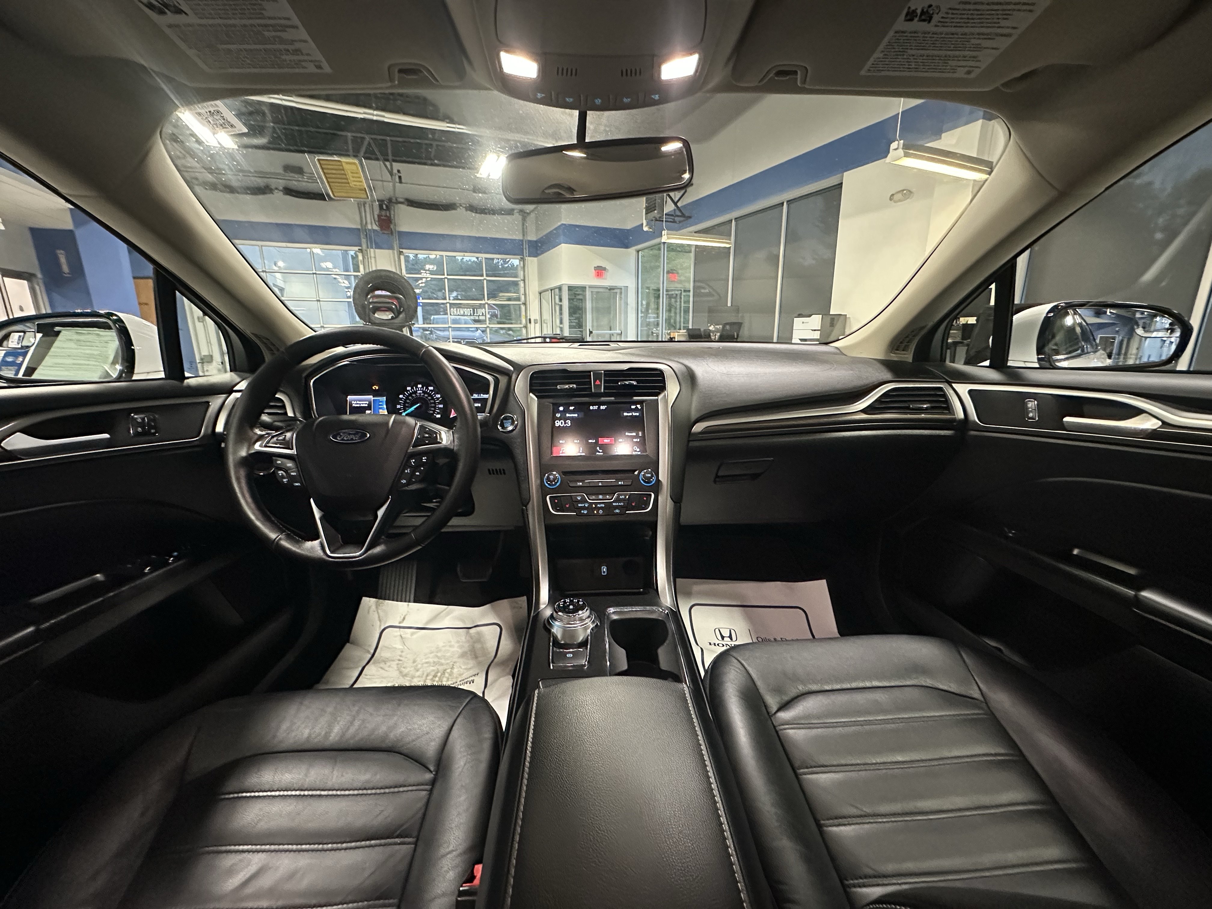 Used 2017 Ford Fusion SE w/ Fusion SE Technology Package FWD image 2