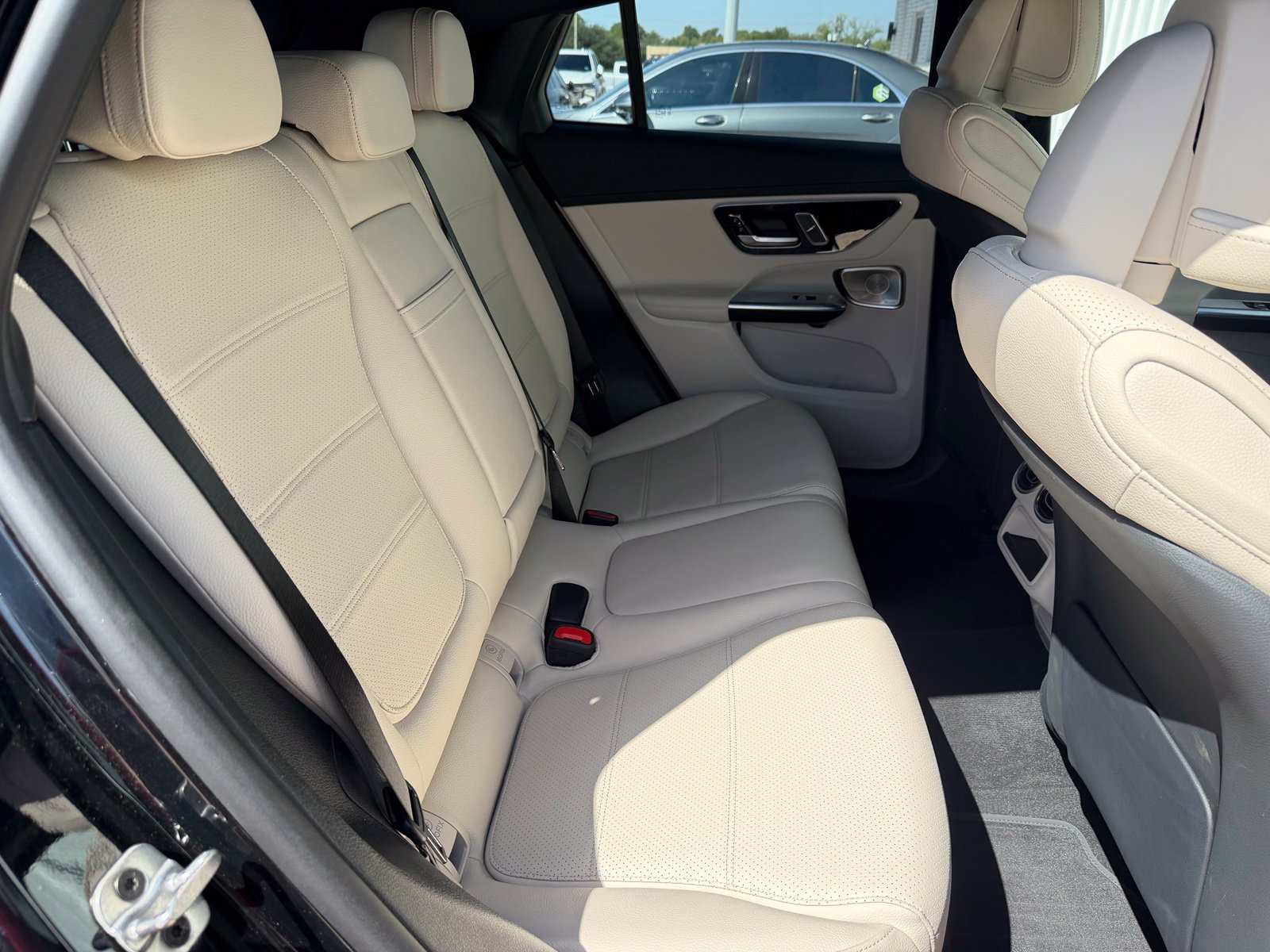 Used 2025 Mercedes-Benz GLC 300 4MATIC image 32