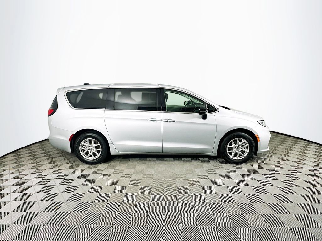 Certified 2024 Chrysler Pacifica Touring-L image 13