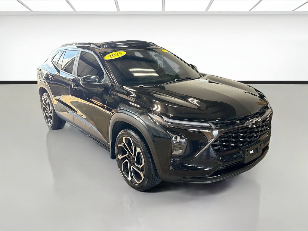 Used 2025 Chevrolet Trax RS w/ Sunroof Package FWD image 3