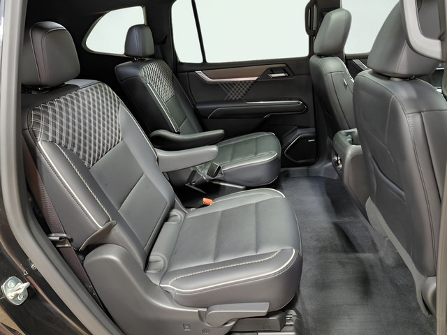 Used 2025 GMC Acadia Denali w/ LPO, Floor Liner Package AWD/4WD image 38
