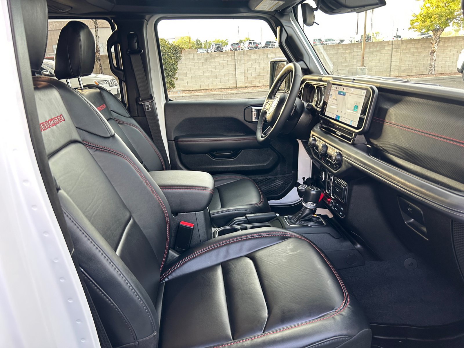 Used 2025 Jeep Gladiator Rubicon w/ Convenience Group AWD/4WD image 19