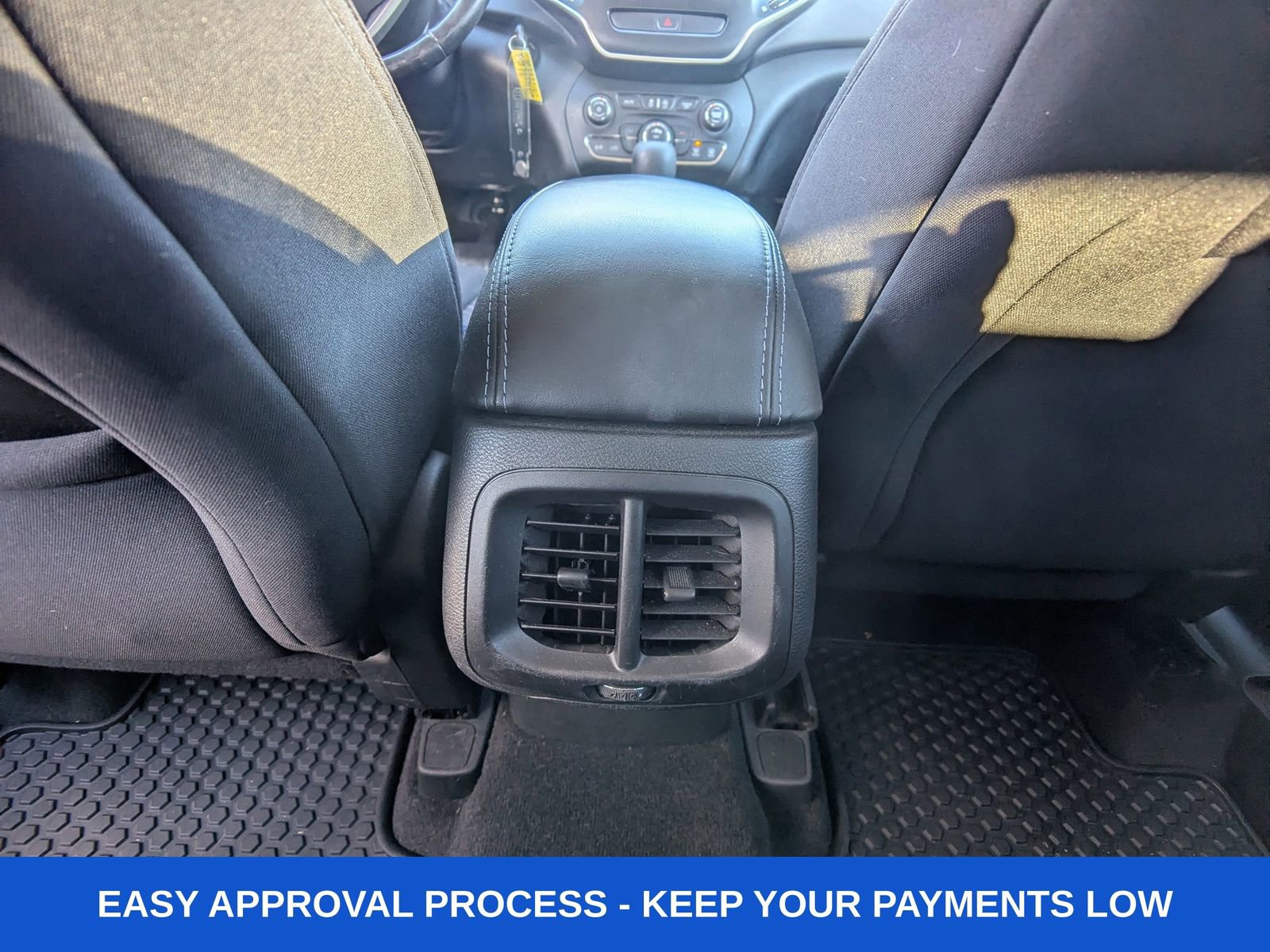 Used 2019 Jeep Cherokee Latitude w/ Cold Weather Group image 18