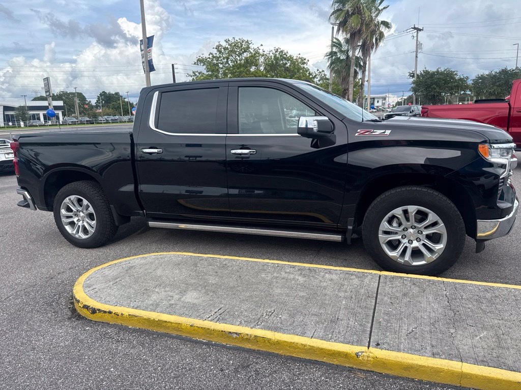 Used 2025 Chevrolet Silverado 1500 LTZ w/ LTZ Premium Package AWD/4WD image 4