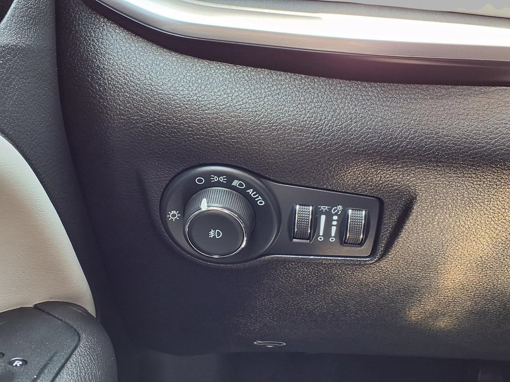 Used 2025 Jeep Compass Limited AWD/4WD image 17