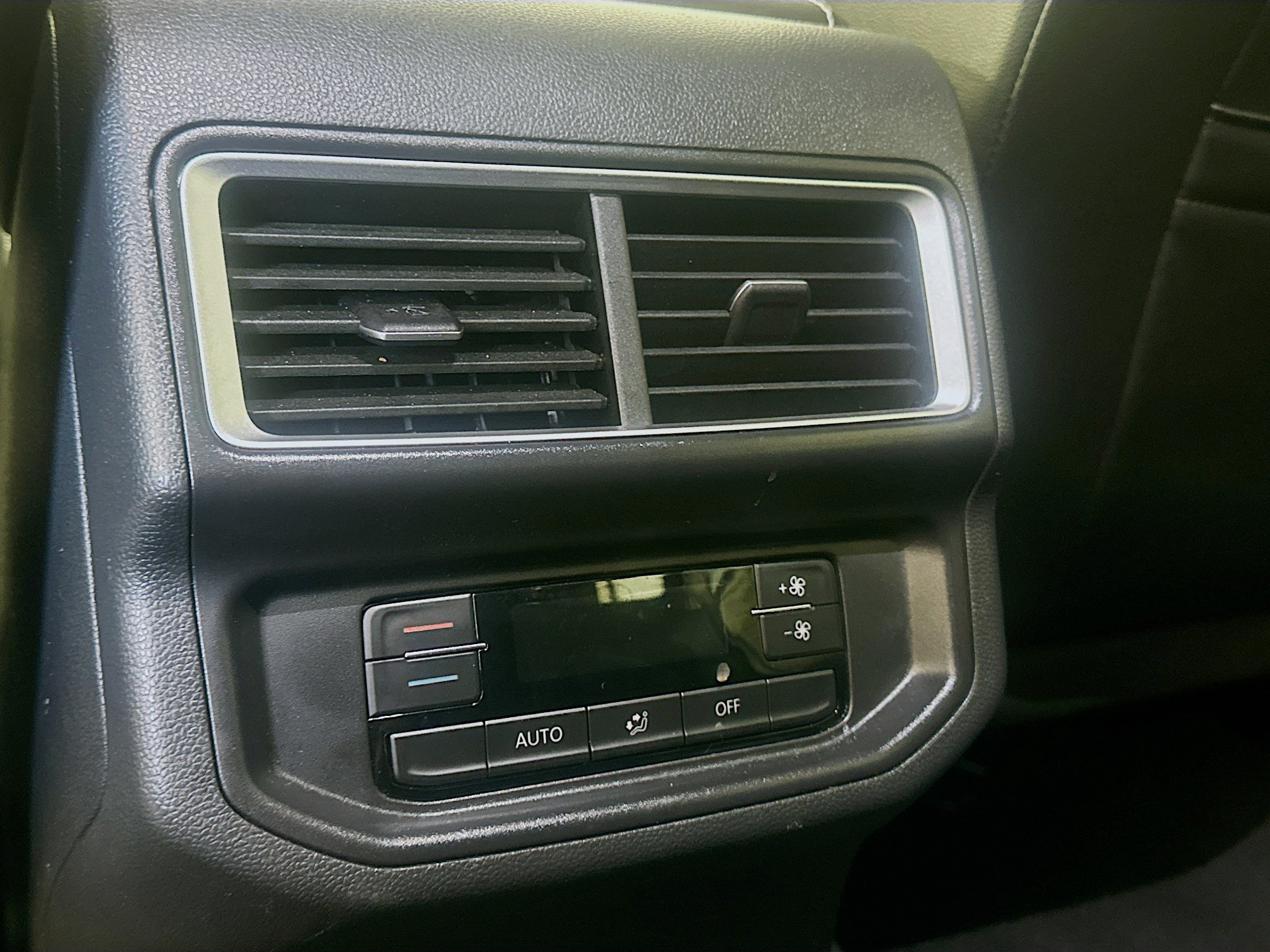 Used 2025 Volkswagen Atlas SE FWD image 26