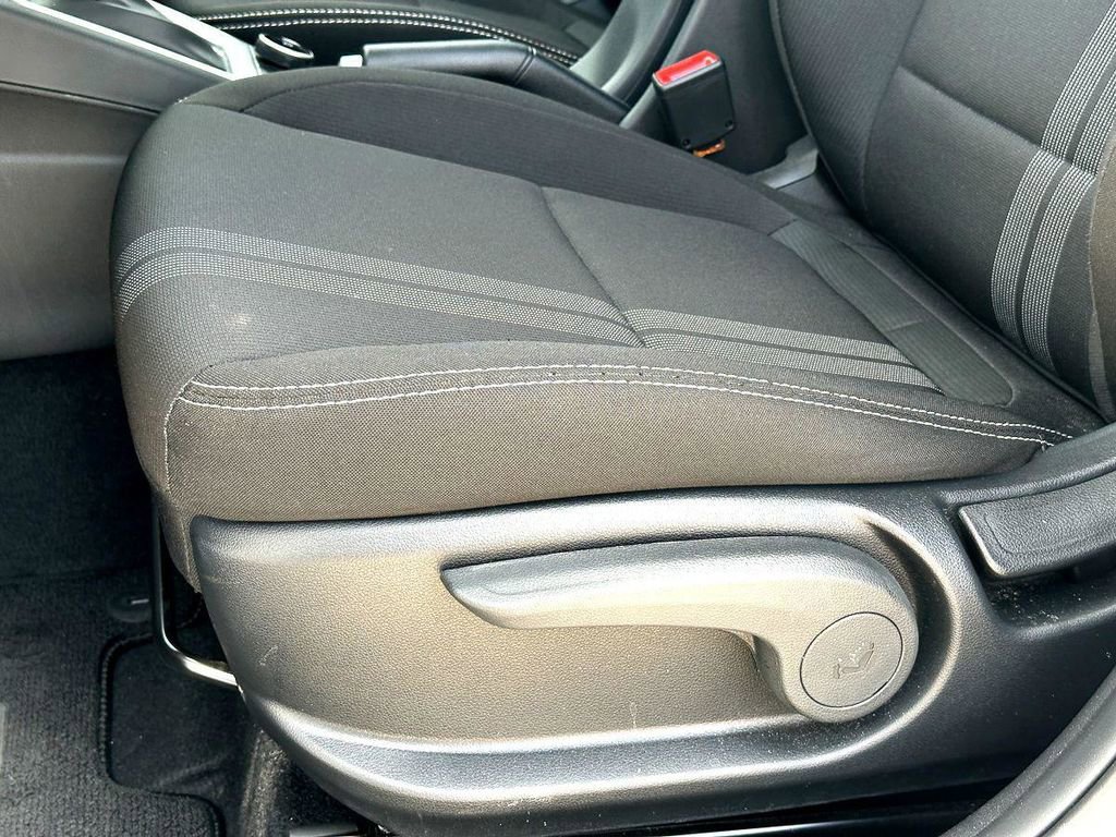 Used 2025 Hyundai Venue SEL FWD image 14