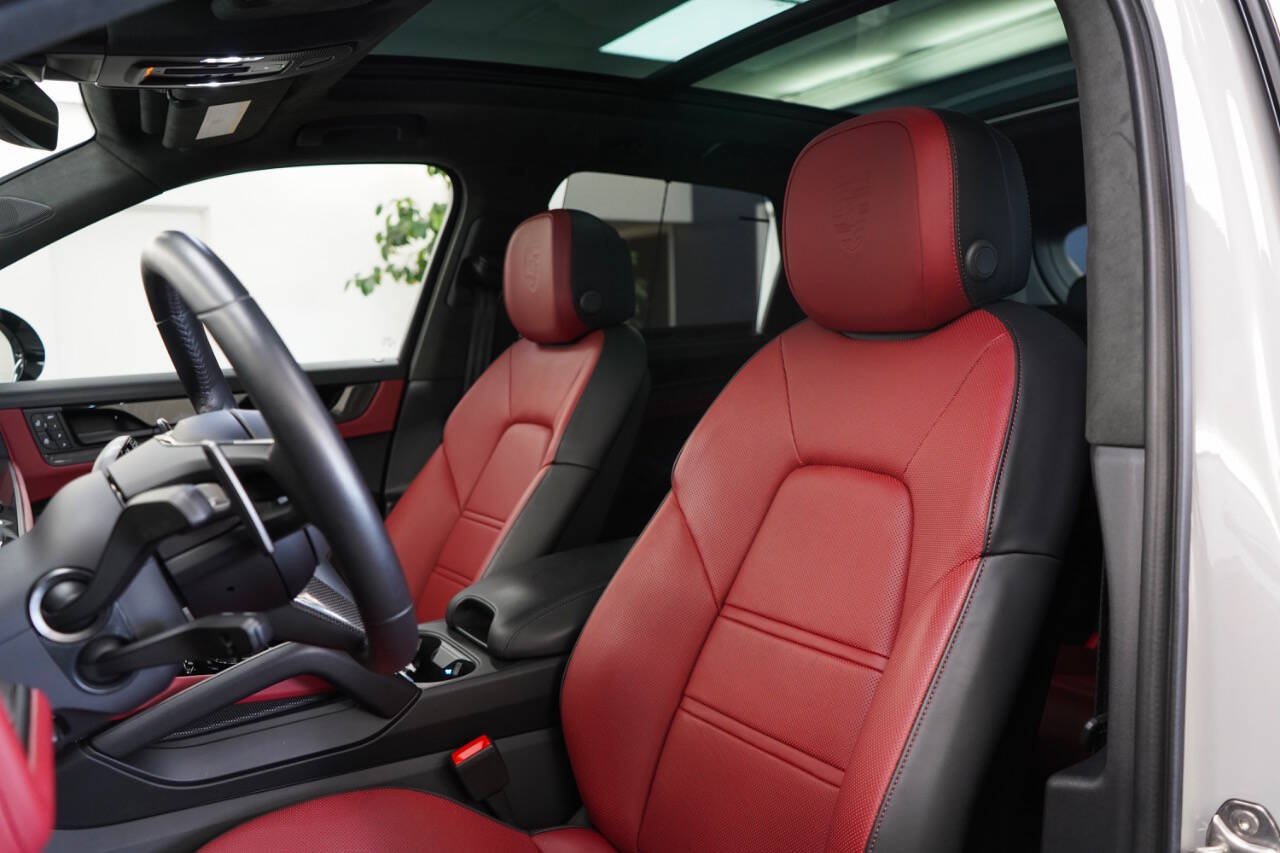 Used 2025 Porsche Cayenne GTS AWD/4WD image 46