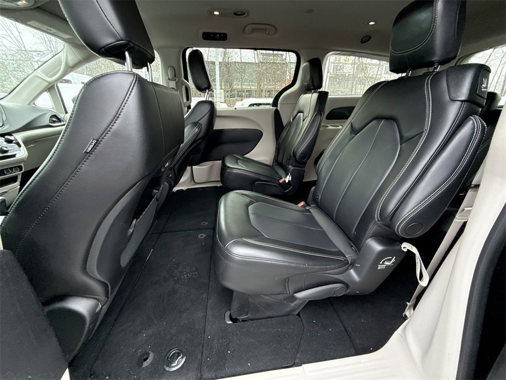 Used 2023 Chrysler Pacifica Touring-L image 23