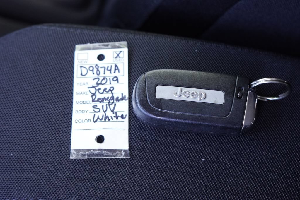 Used 2019 Jeep Renegade Latitude w/ Cold Weather Group FWD image 32
