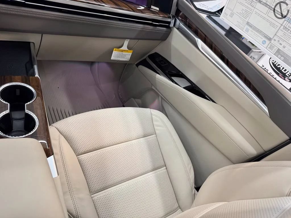 New 2027 Cadillac Escalade Platinum Sport w/ LPO, Floor Liner Package AWD/4WD image 21