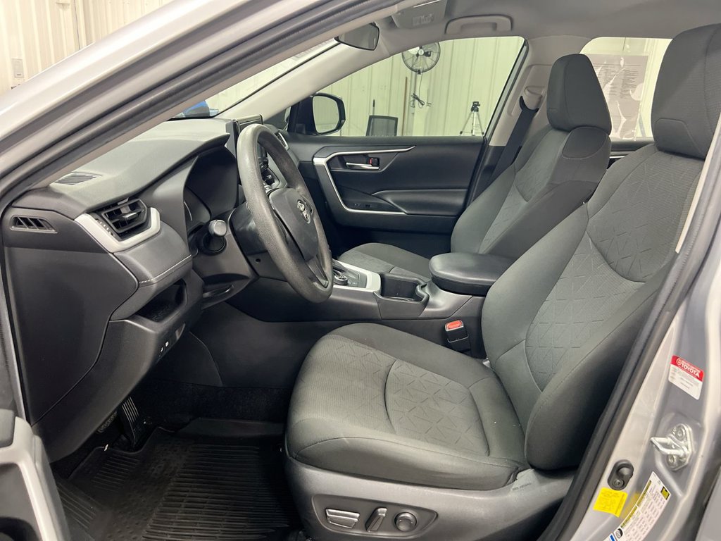 Used 2022 Toyota RAV4 XLE AWD/4WD image 19