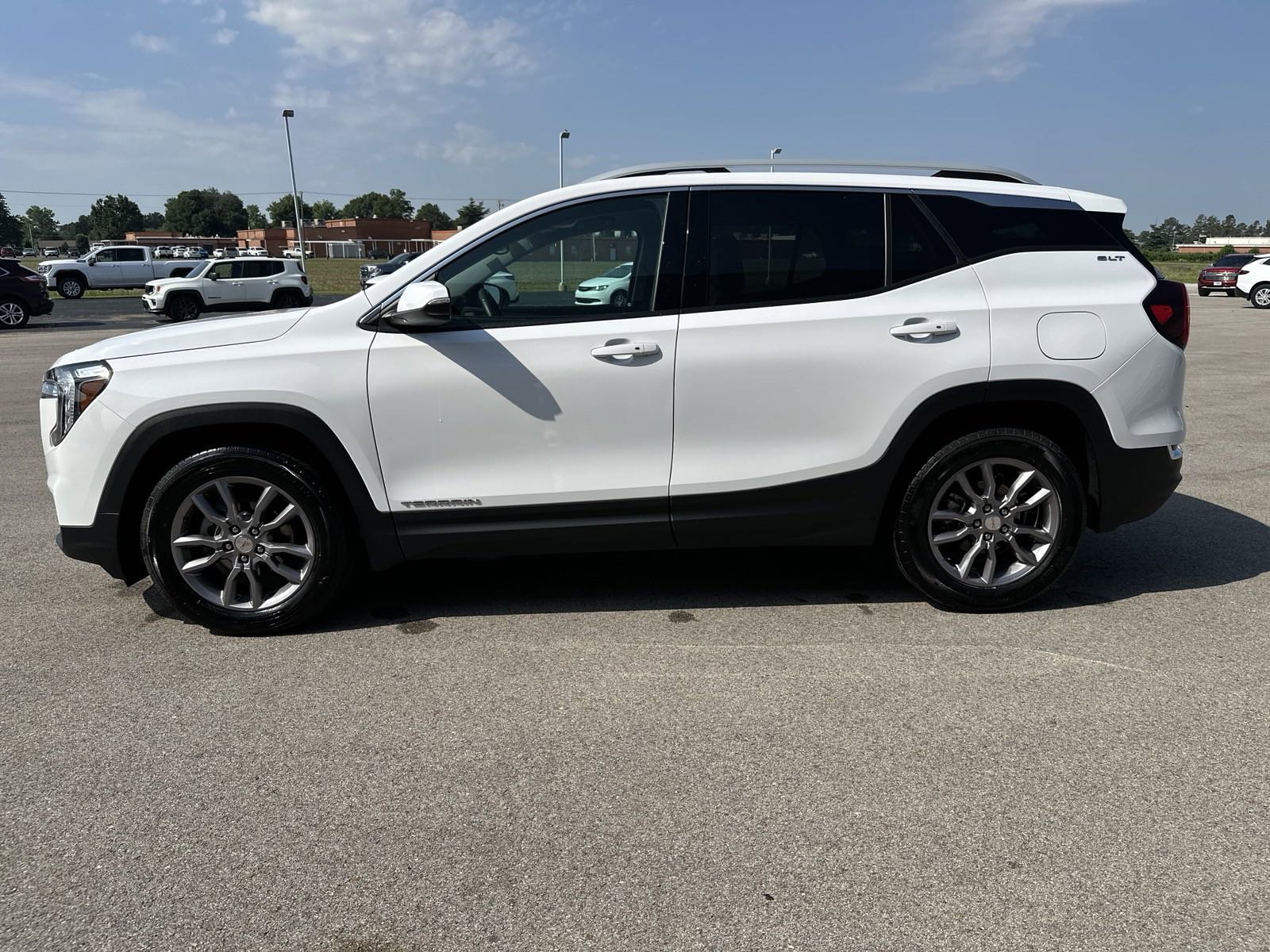 Used 2023 GMC Terrain SLT FWD image 2