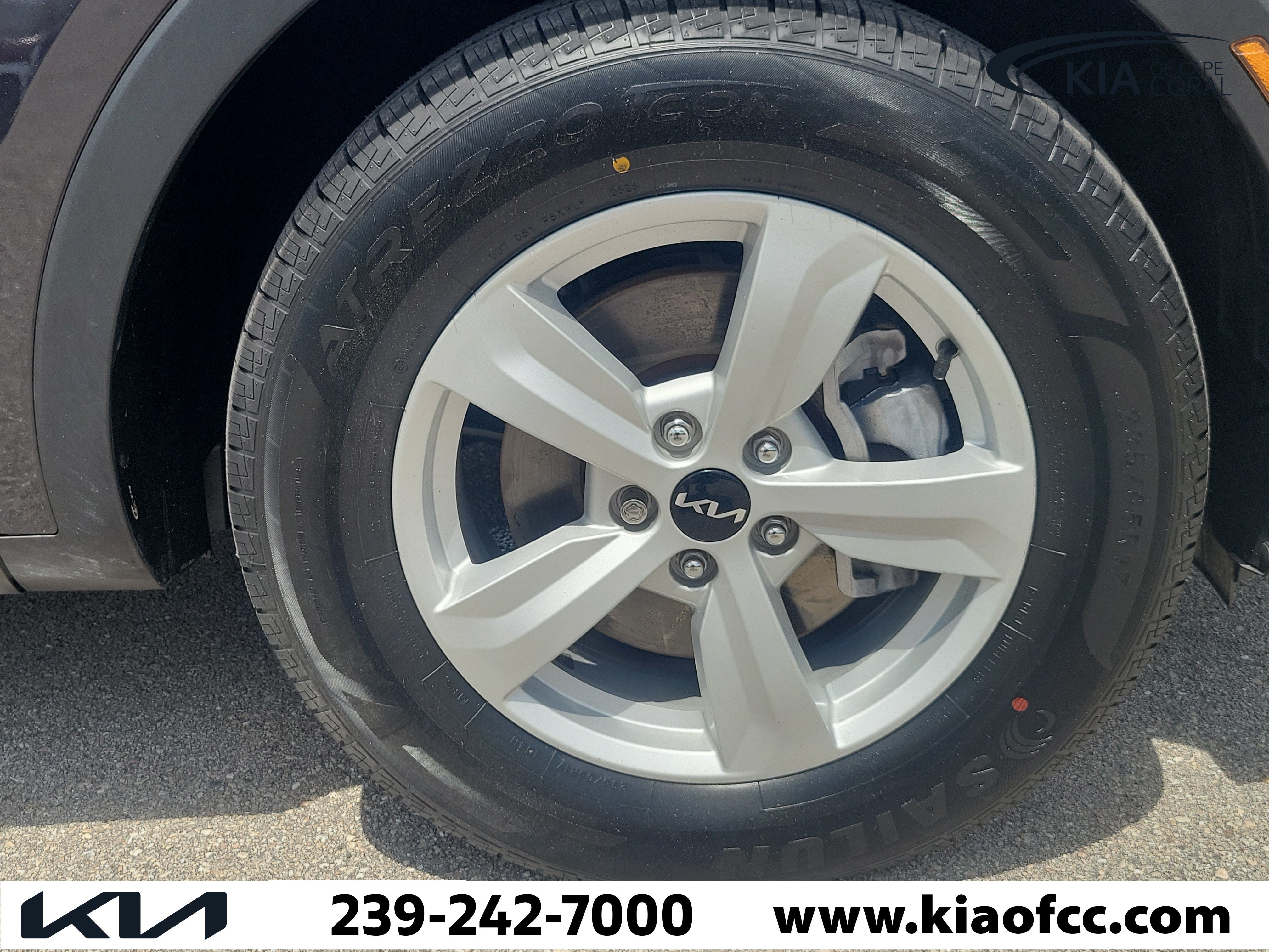 Certified 2025 Kia Sorento LX FWD image 9