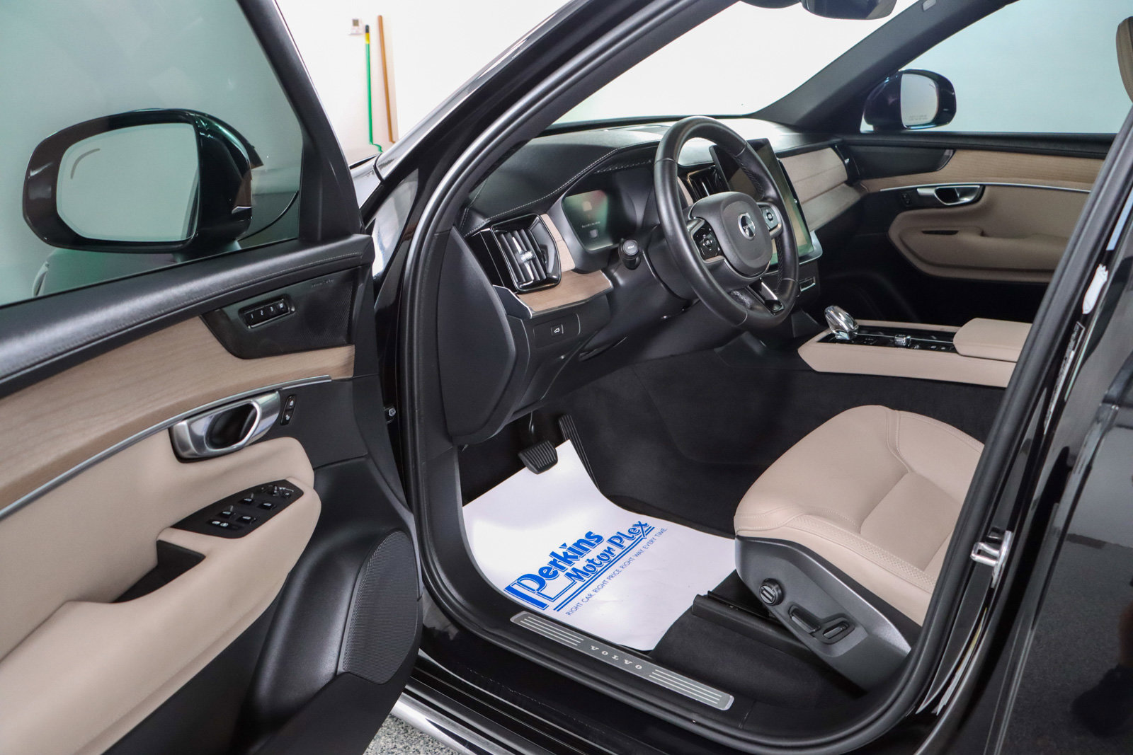 Used 2025 Volvo XC90 B6 Plus AWD/4WD image 3