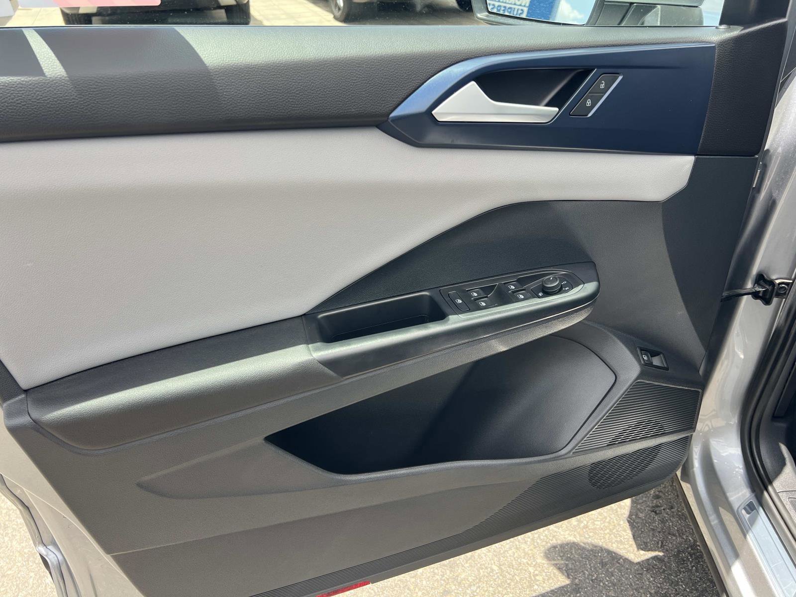 Certified 2023 Volkswagen Taos SE w/ Panoramic Sunroof Package FWD image 6