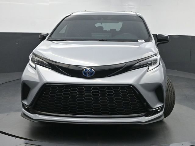 Used 2025 Toyota Sienna XSE FWD image 6
