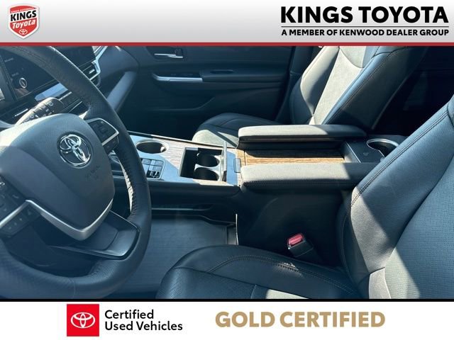 Used 2025 Toyota Sienna Platinum AWD/4WD image 11