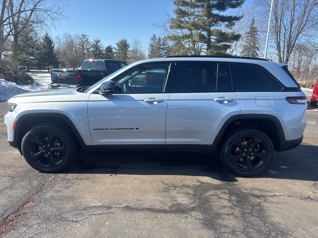 Used 2024 Jeep Grand Cherokee Altitude image 59