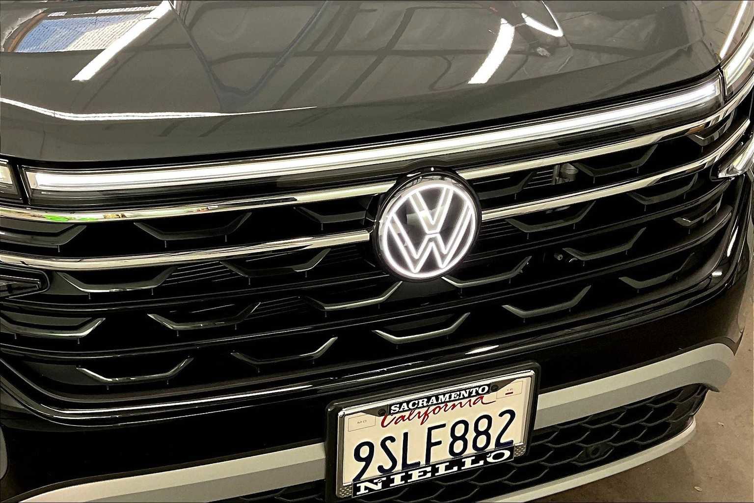 Used 2025 Volkswagen Atlas Peak Edition SE image 34